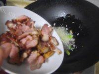 自制腊肉炒年糕做法图解4)