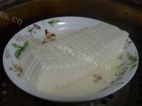 色泽鲜亮的皮蛋豆腐做法图解7)