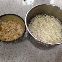 自制猪肉韭菜水饺做法图解2)