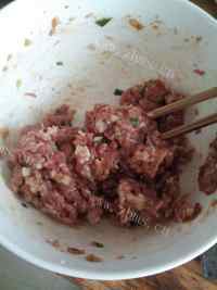 色泽鲜亮的香菇酿肉做法图解4)