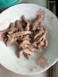 家常菜蒜苗炒肉做法图解5)