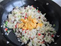 美味的泡菜腊肉蛋炒饭做法图解11)