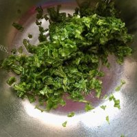 自制芹菜叶鸡蛋饼做法图解1)