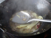 好吃冬笋炒黑豆腐竹做法图解9)