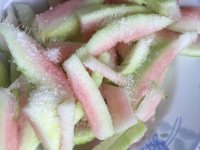独特的凉拌西瓜皮做法图解3)