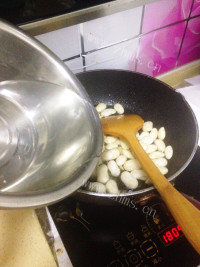 色彩丰富的茄汁白芸豆 美味大白做法图解2)