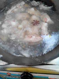 美美厨房之黄豆花生猪脚汤做法图解4)