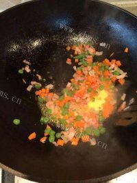 异域风情的菠萝炒饭做法图解4)