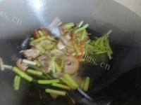 家常菜芹菜回锅肉做法图解5)