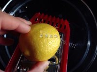 自制柠檬蛋糕做法图解1)