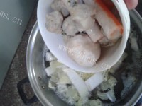 我爱吃的白菜煮鳗鱼干蟹肉棒做法图解4)