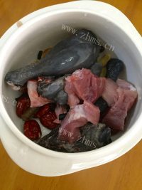 鲜美可口的滋补乌鸡汤做法图解4)
