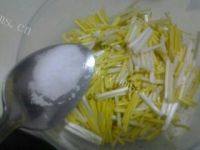 色香味俱全的蒜黄炒鸡蛋做法图解2)