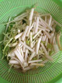 常吃不腻的芹菜炒肉做法图解2)