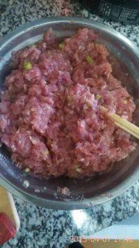家常菜小白菜肉丸汤做法图解2)
