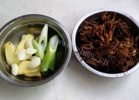 美味的珊瑚菌炖鸡块做法图解3)