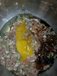 自制猪肉芹菜馅饺子做法图解6)