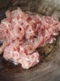 家常茭瓜炒肉丝做法图解4)