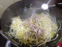 家常菜黄豆芽炒肉丝做法图解6)