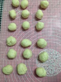 唇齿留香的豆沙菊花酥做法图解4)