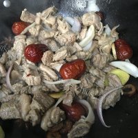 开胃的土豆烧牛腩做法图解5)