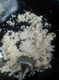 美味的火腿蛋炒饭做法图解3)