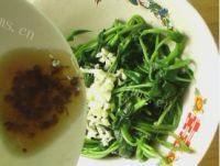 色泽不错的蒜茸空心菜做法图解5)