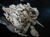 美味的彩椒炒鱿鱼做法图解7)