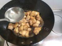 家常菜茶树菇红烧肉做法图解7)