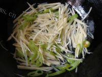 色味俱全的辣椒土豆丝做法图解6)
