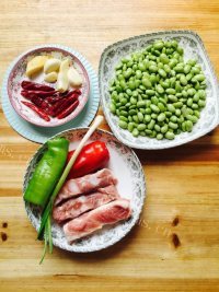 家常菜青豆爆脆骨做法图解1)