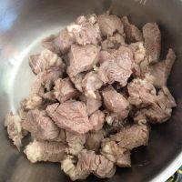 很有食欲的牛肉炖西红柿做法图解3)