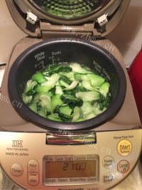 美味的腊肠煲仔饭做法图解7)