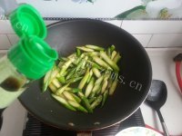 家常菜腊肠炒芦笋做法图解5)