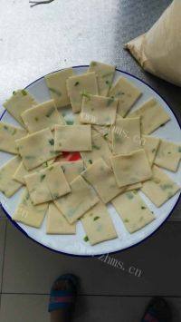 自制香葱苏打饼干做法图解6)