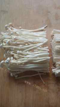 美味的培根金针菇卷做法图解3)