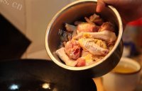 美味的冬菇焖鸡做法图解4)