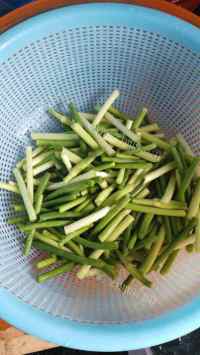家常菜蒜苗炒肉片做法图解2)
