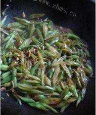 简单有营养的豆角炒茄子做法图解3)