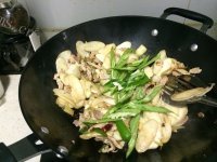 美味的茭白炒肉做法图解6)