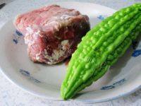 家常菜苦瓜炒牛肉做法图解1)