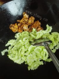 美味的苦瓜炒肉做法图解6)