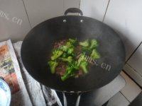 美味的牛肉炒西兰花做法图解9)