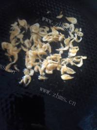 美味的香椿麻酱拌面做法图解3)