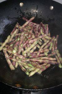 美味炒豇豆做法图解4)