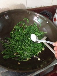 家常菜炒空心菜做法图解4)