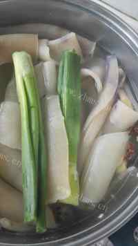 好吃的彩色的肉皮冻做法图解3)