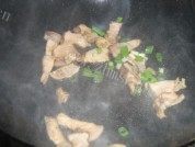 美味的长豆角炒肉做法图解3)