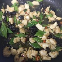 开胃下饭香辣鱼丁炒芸豆做法图解8)