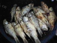 美味的香酥小鲫鱼做法图解5)